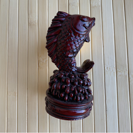 Фигурка бордового карпа кои